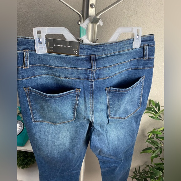 Hi-Waist Skinny Jeans 👖 - Picture 6 of 10